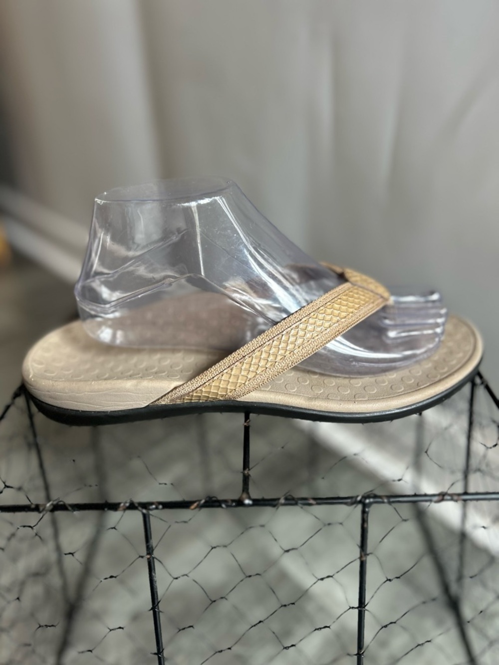 Vionic Snake Print Thong Sandals 9 Orthotic Comfort Arch Support Beige Beach - Picture 2 of 6